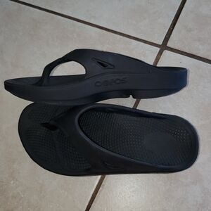 OOFOS Black recovery flip flops size womens 8.